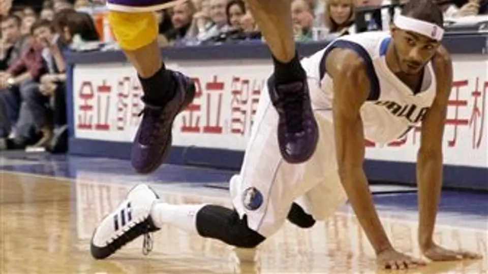 Los Lakers se imponen a los Mavs 96-91