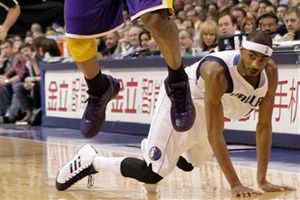 Los Lakers se imponen a los Mavs 96-91