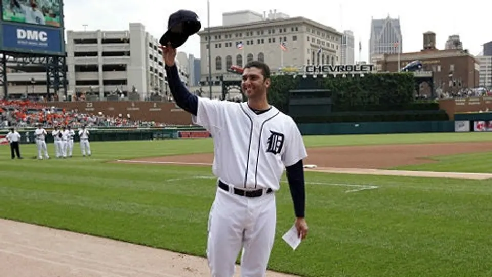 Armando Galarraga renueva contrato con Detroit