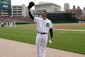 Armando Galarraga renueva contrato con Detroit