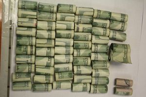 Detienen a pareja por transportar dólares en el estómago