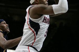 Smith y Johnson se lucen; Atlanta vence 108-93 a Indiana