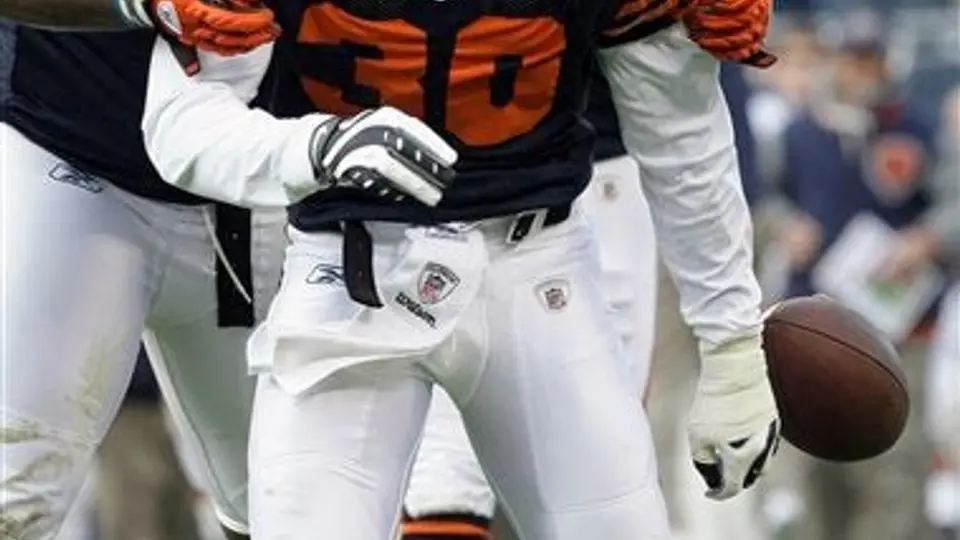 Cutler lanza tres pases de TD; Osos doblega 27-13 a Vikingos