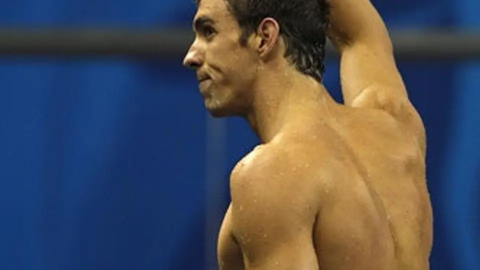 Phelps se pone a un oro de Lochte