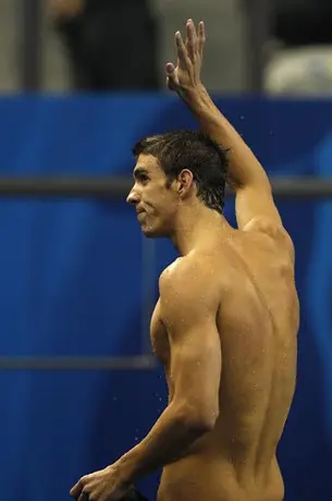 Phelps se pone a un oro de Lochte