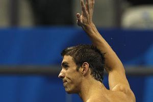 Phelps se pone a un oro de Lochte