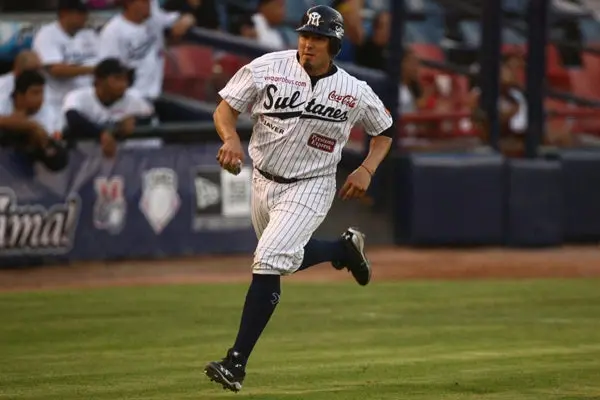 Sultanes obtiene triunfo clave ante Pericos