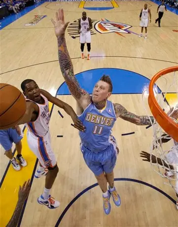 El Thunder pega primero y derrota a Nuggets