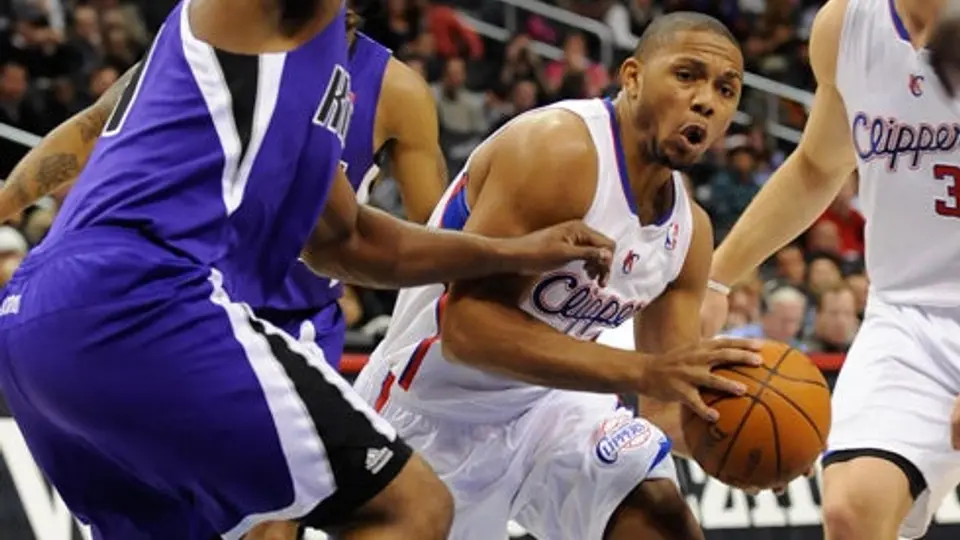 Griffin guía triunfo de Clippers 100-82 sobre Sacramento