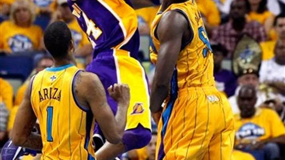 Lakers vence a Hornets y aventaja 2-1 en la serie