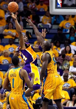 Lakers vence a Hornets y aventaja 2-1 en la serie