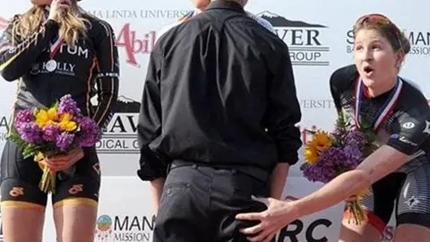 La ciclista Loren Rowney tocó el trasero a un joven