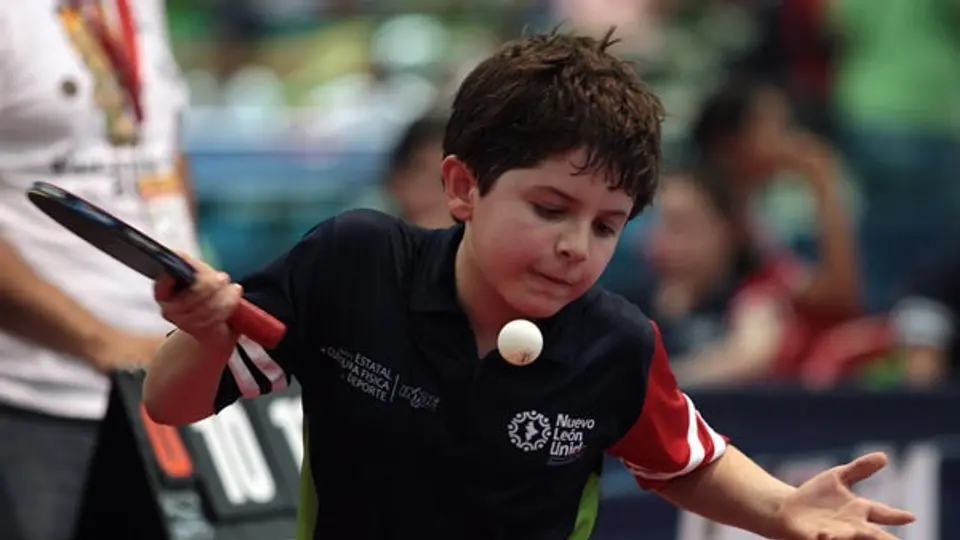 Pequeño regio se lleva medalla de oro en Tenis de Mesa
