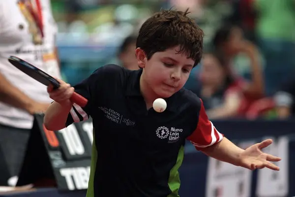 Pequeño regio se lleva medalla de oro en Tenis de Mesa