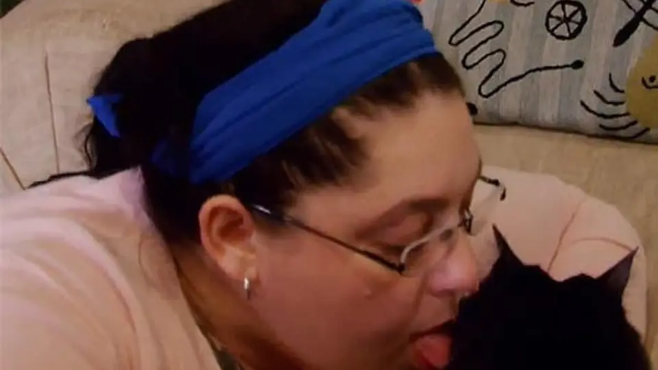 Mujer británica es adicta a lamer a su gato