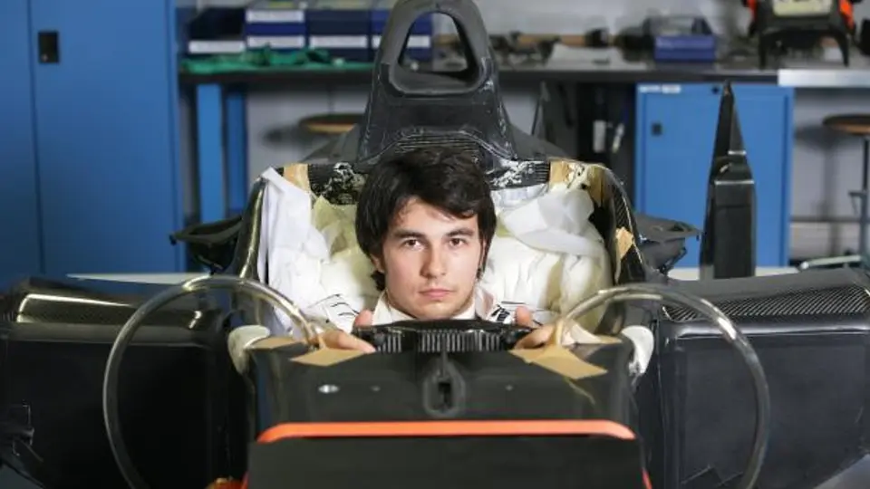'Checo' y Kobayashi prueban el 'cockpit' de Sauber para temporada 2011