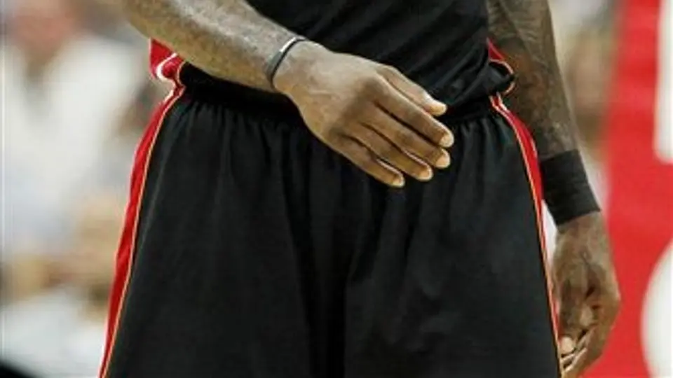 LeBron, accionista del Liverpool y los Medias Rojas