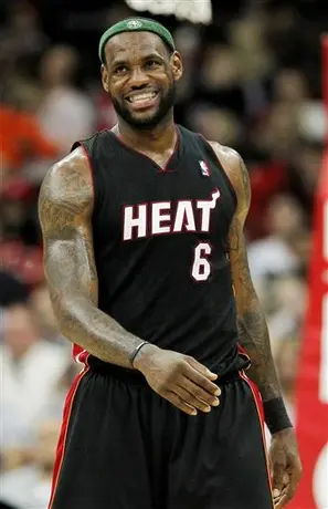 LeBron, accionista del Liverpool y los Medias Rojas