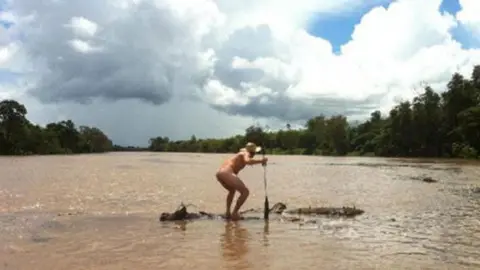 Hombre cruza río lleno de cocodrilos por dos cajas de whisky