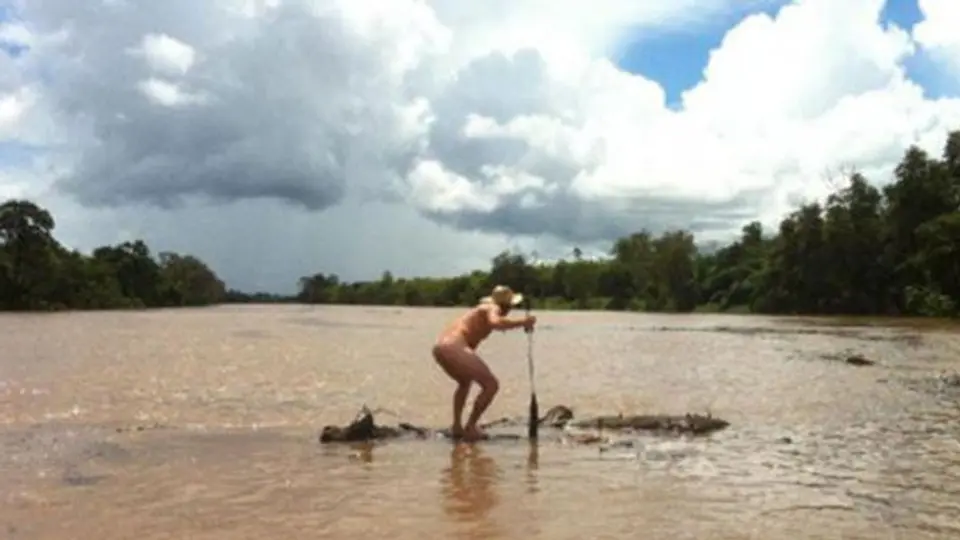 Hombre cruza río lleno de cocodrilos por dos cajas de whisky