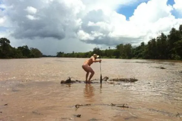 Hombre cruza río lleno de cocodrilos por dos cajas de whisky