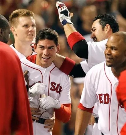 Adrían González conecta dos jonrones en la victoria de Boston