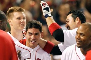 Adrían González conecta dos jonrones en la victoria de Boston