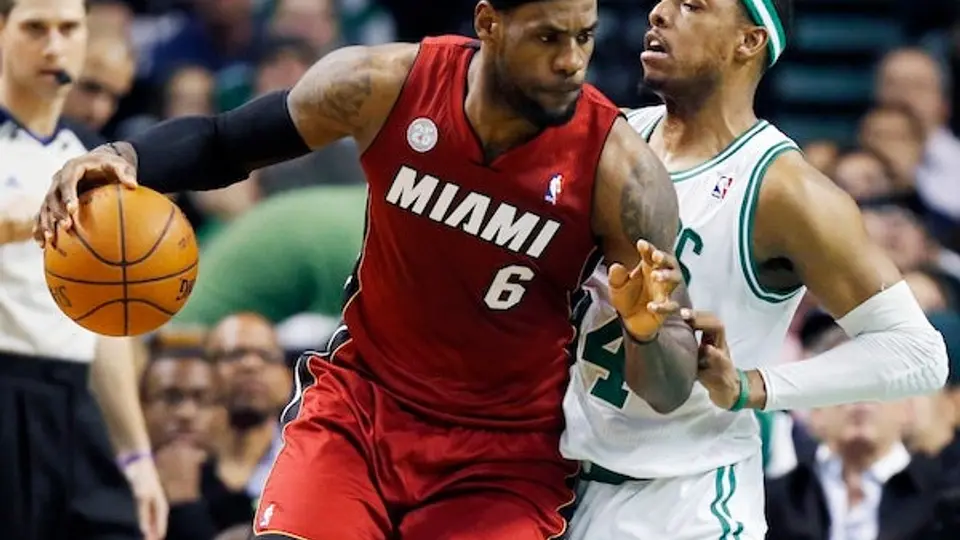 LeBron James presume su mejor clavada