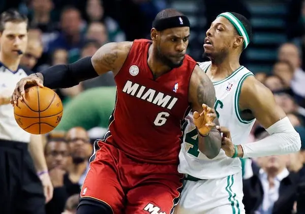 LeBron James presume su mejor clavada