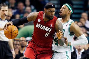 LeBron James presume su mejor clavada