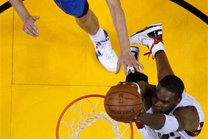 El Heat 'pega' primero en las finales de la NBA