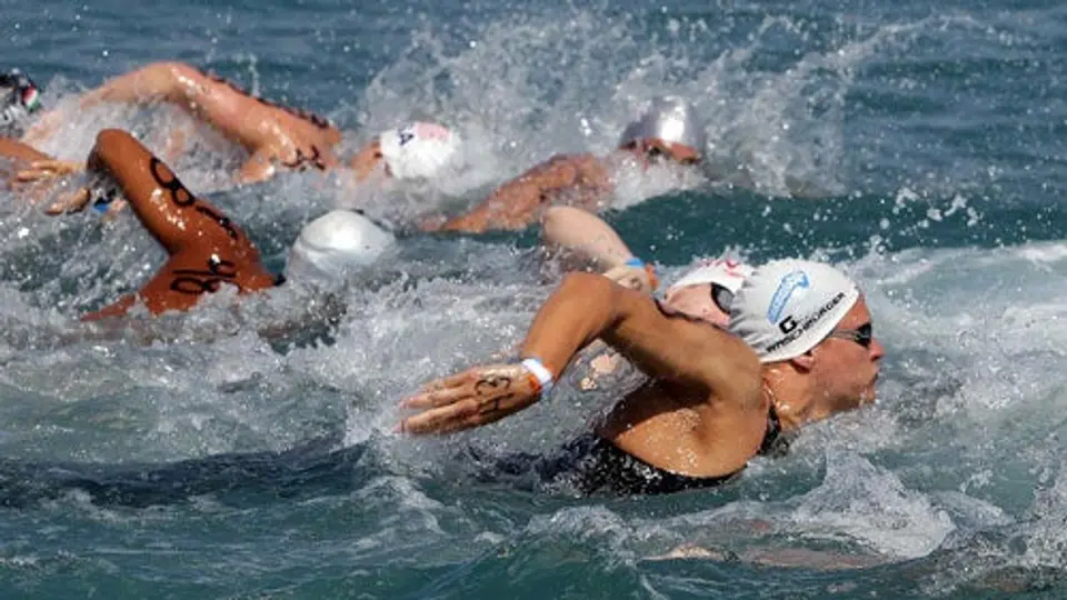Argentina y Canadá se llevan el oro en aguas abiertas femenil y varonil, respectivamente