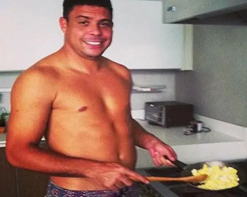 Novia de Ronaldo lo quiere... en la cocina