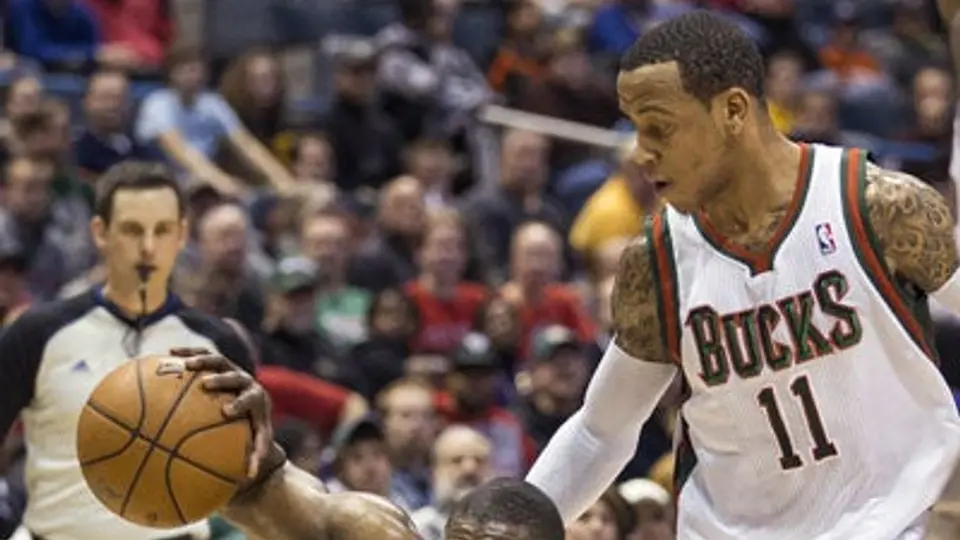Ayón aporta 2 puntos en abultada victoria de Bucks