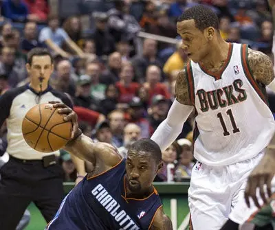 Ayón aporta 2 puntos en abultada victoria de Bucks