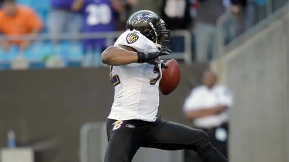 Ray Lewis regresa intercepción para touchdown; Cuervos arrolla 37-13 a Carolina