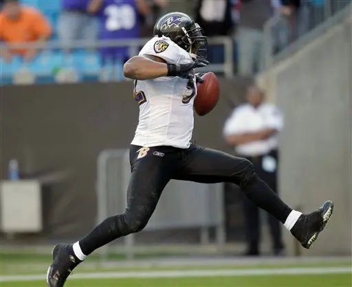 Ray Lewis regresa intercepción para touchdown; Cuervos arrolla 37-13 a Carolina