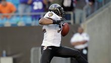Ray Lewis regresa intercepción para touchdown; Cuervos arrolla 37-13 a Carolina