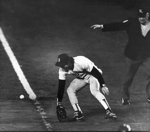 Subastarán la pelota que se le escapó a Buckner