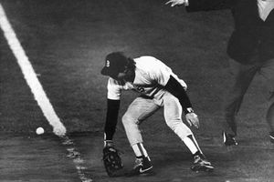 Subastarán la pelota que se le escapó a Buckner