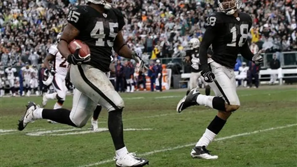 Oakland arruina debut de Tebow; Raiders apalea 39-23 a Denver