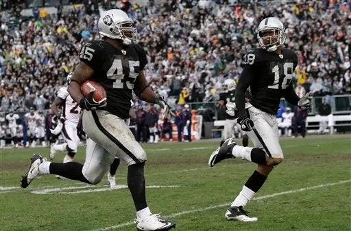 Oakland arruina debut de Tebow; Raiders apalea 39-23 a Denver