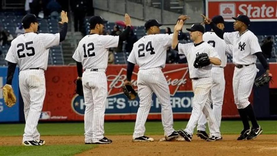 Yanquis vence a Rangers 5- 2 en tarde helada