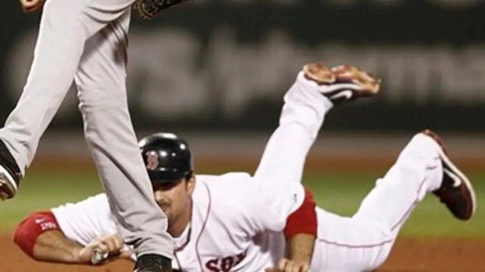 Sigue Boston a la baja, pierde juego y serie ante Rangers