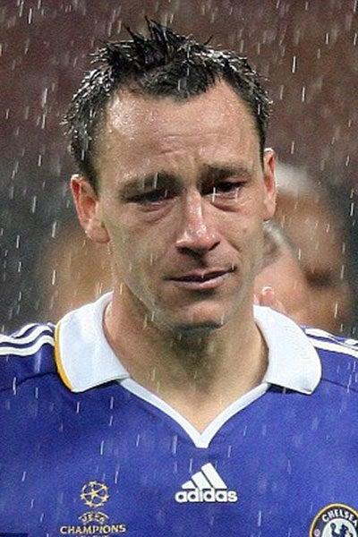 En la Copa de Europa 2008, John Terry falló un penalti al resbalar en el césped | ESPECIAL