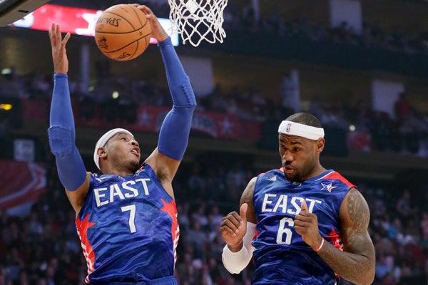 Carmelo Anthony colgándose del aro | AP