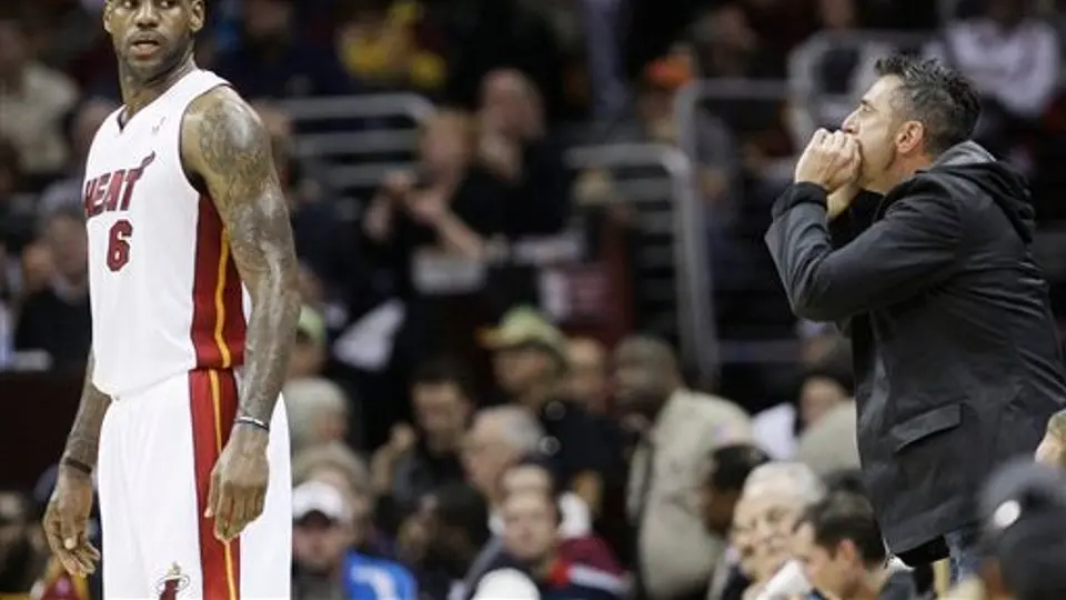 LeBron James, fuertemente abucheado e insultado en Cleveland