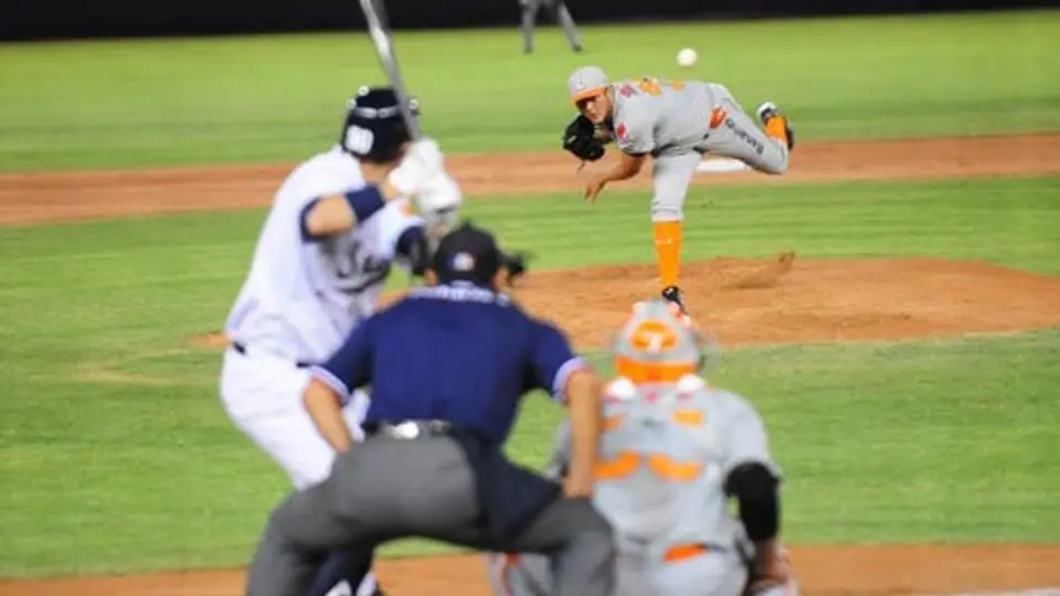 En extrainnings, Sultanes se lleva el segundo