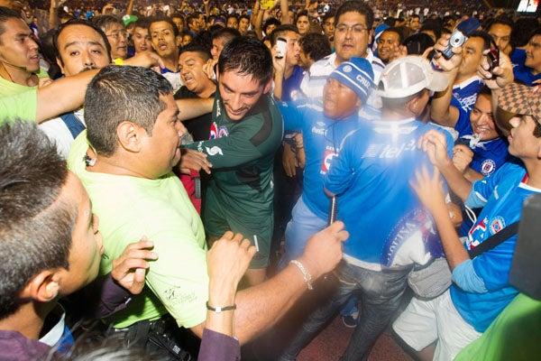 Los aficionados se metieron a la cancha y abrazaron a Corona | ÓSCAR RAMÍREZ