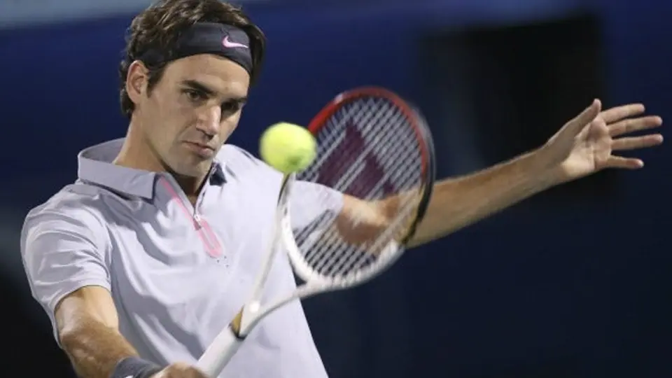 Federer sufre para avanzar a la segunda ronda en Dubai